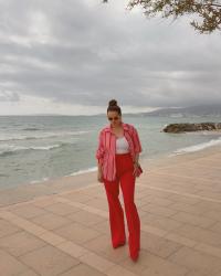 Camisa de rayas rosa y roja: cómo combinarla y acertar siempre