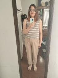 Outfit propio: Top café claro con rayas blancas + pantalón de vestir beige.
