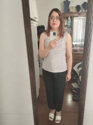 Outfit propio: Blusa blanca rayada + pantalón de vestir negro.