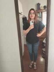 Outfit propio: Blusa negra + jeans pitillo azul oscuro.