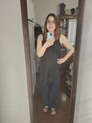 Outfit propio: Blusa negra satinada desigual + jeans amplios azul oscuro.