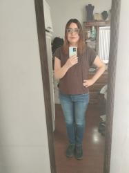 Outfit propio: Camiseta café + jeans pitillo azul clásico.