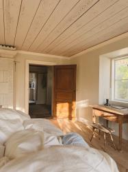 Jag målar, möblerar och hänger upp gardiner i Gotlandshuset
