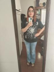 Outfit propio: Camiseta negra de estampado de sol y luna + jeans acampanados azul deslavado.