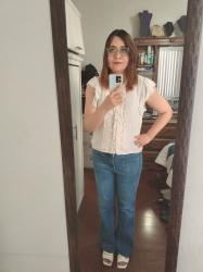 Outfit propio: Blusa blanca de crochet + jeans amplios azul clásico.