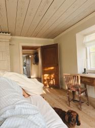 Munblåst fönsterglas, en underbar färgkombination och hej då huset