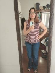 Outfit propio: Camiseta vino con rayas azul claro + jeans amplios azul oscuro.