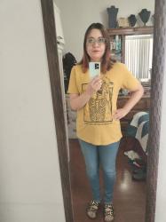 Outfit propio: Camiseta amarilla con estampado de esqueleto + jeans pitillo azul clásico.