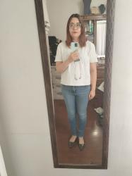 Outfit propio: Camiseta blanca con estampado de figurín + jeans pitillo azul clásico.