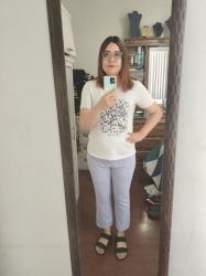 Outfit propio: Camiseta blanca con estampado de flores + pantalón corto de cuadros vichy lila.