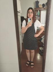 Outfit propio: Camiseta blanca con negro en el cuello + vestido peto de polka dots.