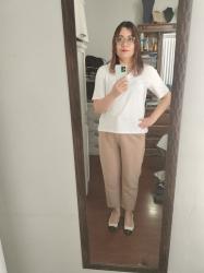 Outfit propio: Polo blanca + pantalón de vestir beige.