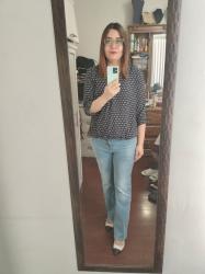 Outfit propio: Blusa azul de topitos+ jean azul desvelado acampanados 