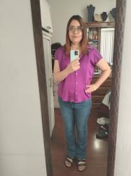 Outfit propio: Camisa morada satinada + jeans azules acampanados de brillos.