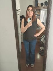 Outfit propio:  Tank top negro + jeans amplios azul oscuro.
