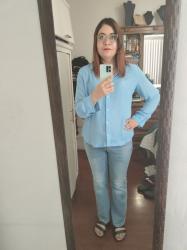 Outfit propio: Camisa azul cielo + jeans acampanado azul deslavado.