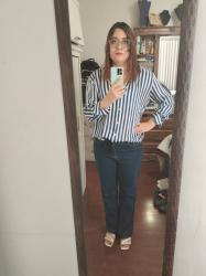 Outfit propio: Camisa blanca satinada de rayas azules + jeans amplios azul oscuro.