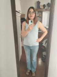 Outfit propio: Top azul claro con encaje + jeans acampanados azul deslavado.