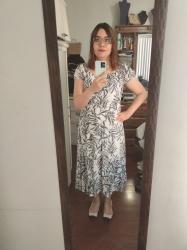 Outfit propio: Vestido blanco con ramitas de hojas.