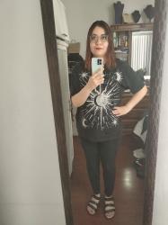 Outfit propio: Camiseta negra de lunas y estrellas + jeans pitillos negros.