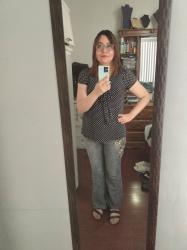 Outfit propio: Blusa negra de bolitas blancas + jeans grises acampanados.