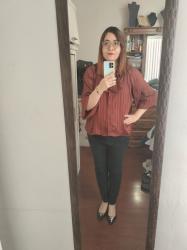 Outfit propio: Camisa vino de listón al frente + jeans pitillo negros.