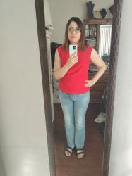 Outfit propio: Blusa roja + jeans acampanados azul deslavado.