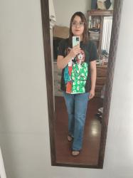 Outfit propio: Camiseta negra con estampado de dos chicas fashion+jean azul clásico acampanados.