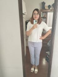 Outfit propio: Polo blanca + capri lila de cuadros vichy.