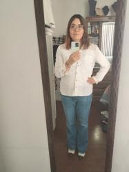Outfit propio: Camisa blanca + jeans acampanados azul clásico.