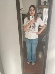 Outfit propio: Camiseta blanca y rojo con nombre Forastera + jeans acampanados azul clásico.