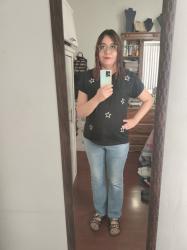 Outfit propio: Camiseta negra con estrellas + jeans acampanados azul deslavado.