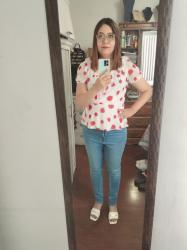 Outfit propio: Blusa blanca floreada + jeans pitillo azul clásico.