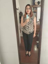 Outfit propio: Blusa con estampado de cebra + pantalón negro de vestir.