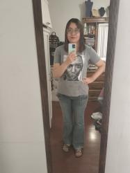 Outfit propio: Camiseta gris con rostro de modelo + jeans acampanados.
