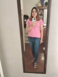 Outfit propio: Camiseta rosa + jeans azul oscuro entubados.