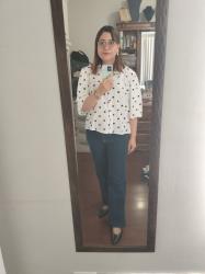 Outfit propio: Camisa blanca de bolitas negras + jeans amplios azul oscuro.