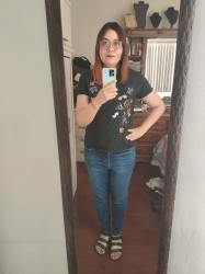 Outfit propio: Camiseta negra con estampados divertidos + jeans entubados azul fuerte.