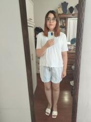 Outfit propio: Polo blanca + short blanco con rayas azules.