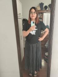 Outfit propio: Camiseta negra con estampado de gato blanco + falda negra larga de bolitas.