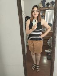 Outfit propio: Top negro de rayas blancas + falda de ante camel.