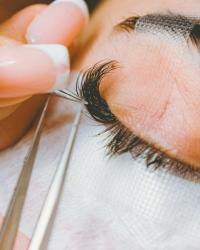 What Are the Real Differences Between At Home Lash Extensions and Salon Sets?