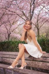 Ma robe blanche dos nu, sous les cerisiers en fleurs