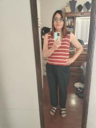 Outfit propio: Top color teja con rayas blancas + pantalón negro de vestir.