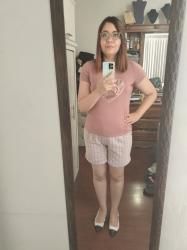 Outfit propio: Camiseta rosa con estampado de corazón + short rosa de tweed.