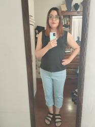 Outfit propio: Top negro + pantalones capri azul bajito con rayas blancas.