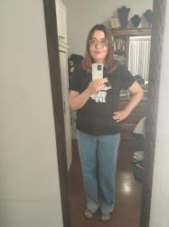 Outfit propio: Camiseta negra con estampado de gato blanco + jeans amplios azul claro.