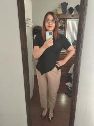 Outfit propio: Blusa negra + pantalón beige de vestir.