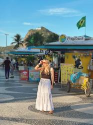Copacabana vibes : la jupe longue blanche, tendance de l’été