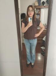 Outfit propio: Camiseta café + jeans acampanados azul deslavado.